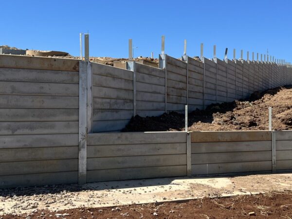 Concrete sleeper retaining wall with steel posts in Geeloing
