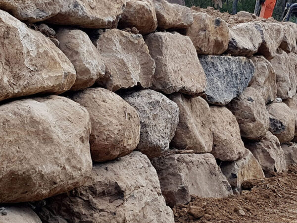 Rock-Retaining-wall-Bacchus-Marsh-Melbourne - Outwest Retaining Walls Bush rock boulder wall – heavy, rugged stones suitable for large-scale landscaping in Ballarat, Geelong & Melbourne